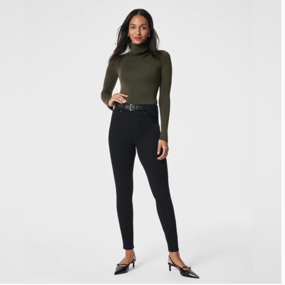 • Spanx • Women's Ankle Skinny Jeans Medium / US 8
20278 Clean Black